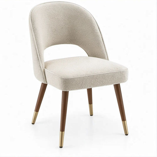 Sedia da pranzo imbottita in bouclé avorio con gambe color noce e puntali oro, 58 x 57 x 80 cm